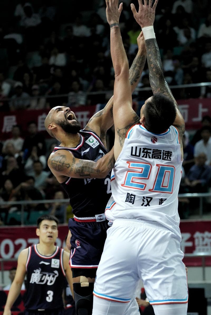 火博官方网站 -转折点!山东男篮官宣签约,欧篮联今夜攻防权衡,媒体盛赞,更衣室氛围转暖