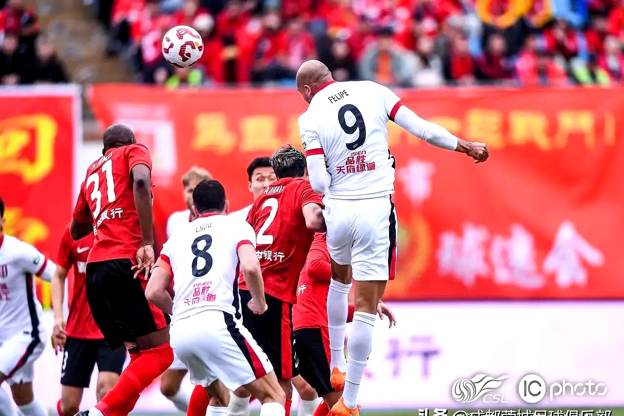 火博网址 -集结日突围战来临，成都蓉城围绕意大利杯更衣室发声，引发热议，赛程密集仍需轮换(成都蓉城球迷开放日活动)